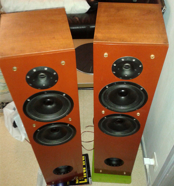 Photo : Enceintes colonne Triangle ATHYS 108