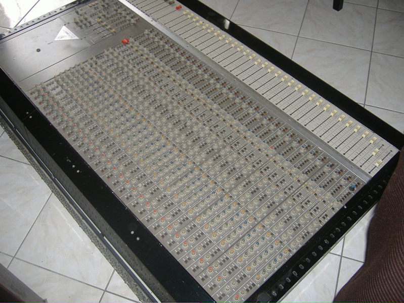 Photo : TASCAM         M3500 32 vois in out