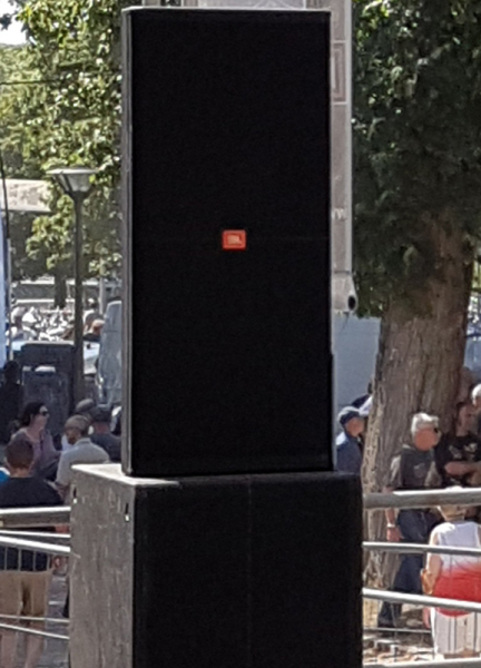 Photo : JBL      SRX      725