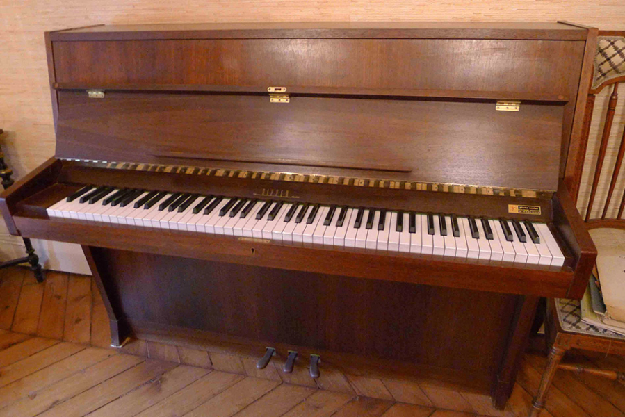 Photo : Piano    droit   d etude Rippen