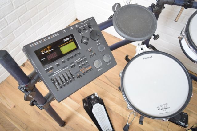 Photo : Roland    TD    10 + pupiter + tabouret