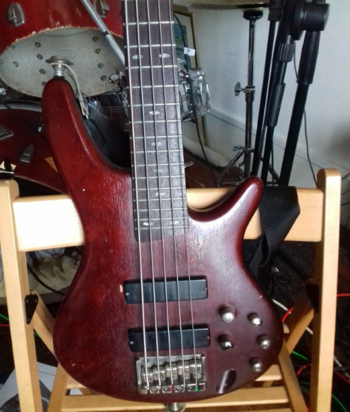 Photo : Ibanez       Basse 5 Cordes Active