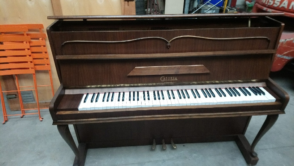 Photo : Piano   droit    CALISIA 