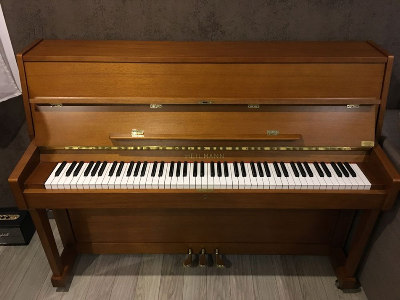 Photo : Piano   droit    Heilmann UP108M