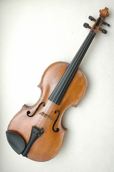 Photo : Violon         18e siecle Salomon Maitre luthier