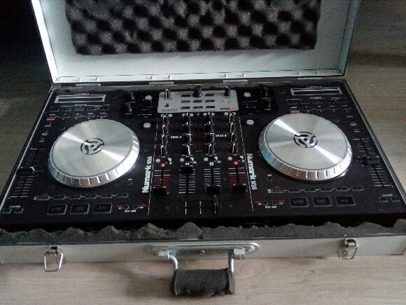 Photo : Numark         NS6 Controleur + malette