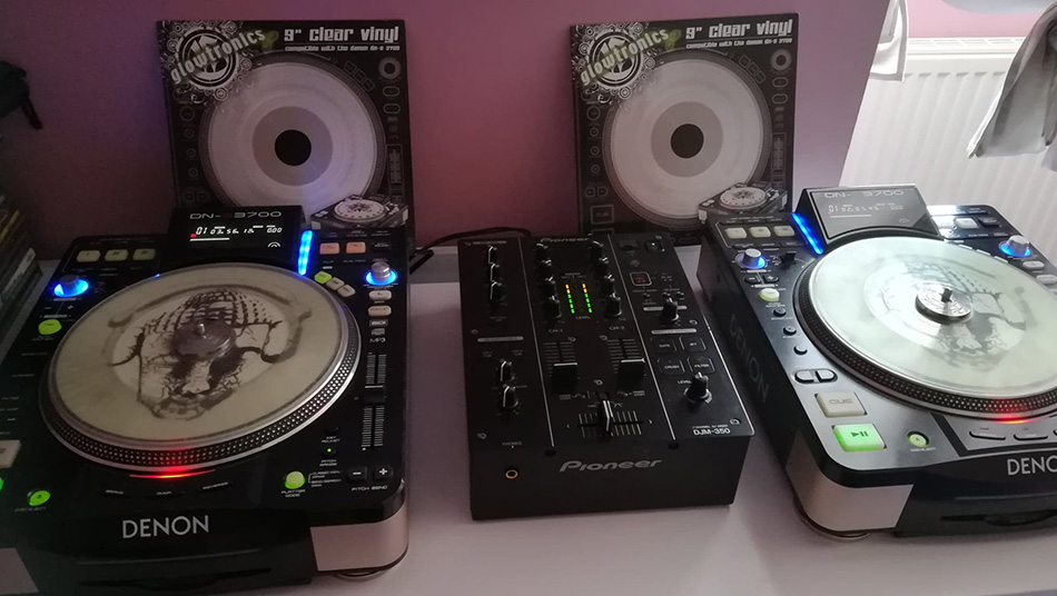 Photo : Denon          DNS 3700 + flycases