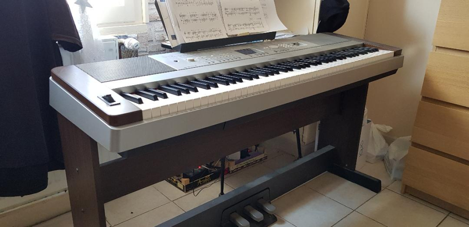 Photo : Yamaha    DGX    640 Grand Portable