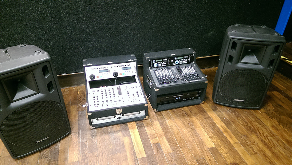 Photo : Pack     CD    complet x2 + 2 enceintes amplifiees