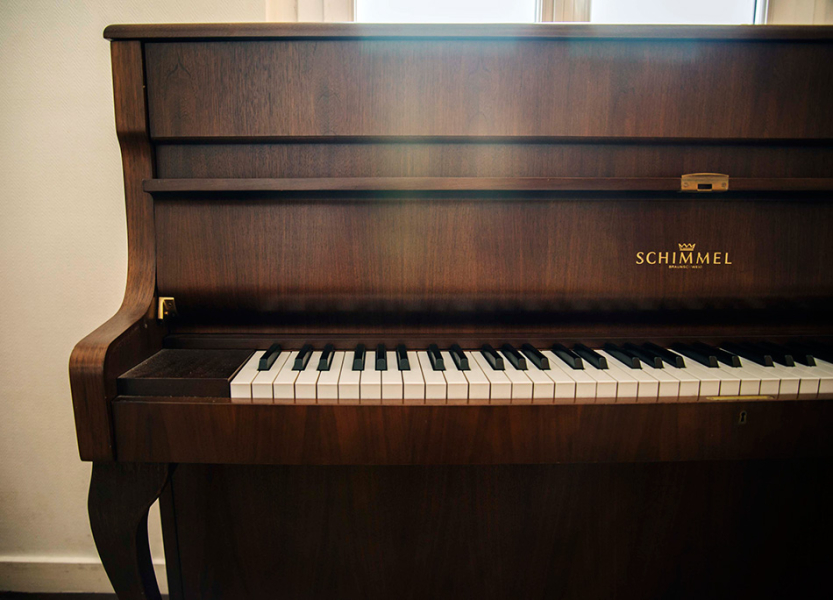 Photo : PIANO    DROIT   SCHIMMEL