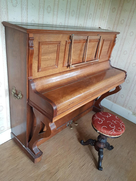 Photo : PIANO    DROIT   CHARTIER