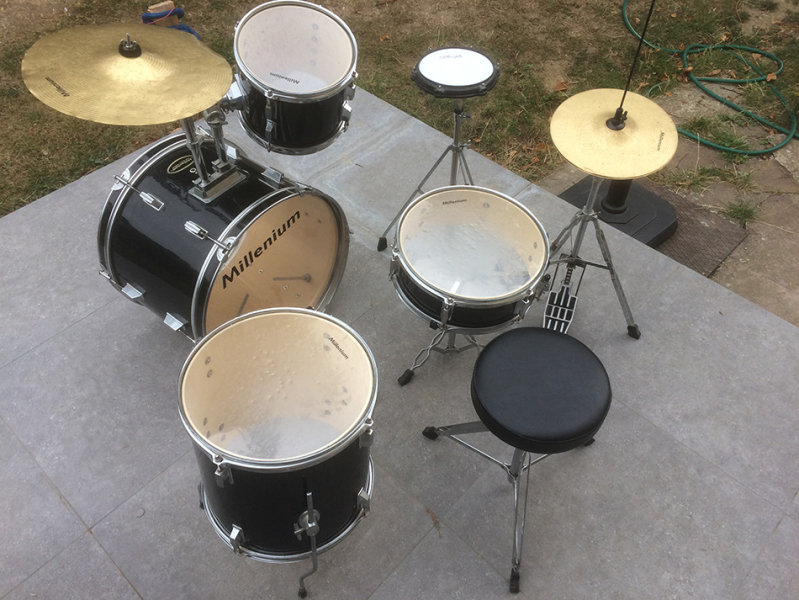 Photo : Batterie    4   futs Millenium et pad