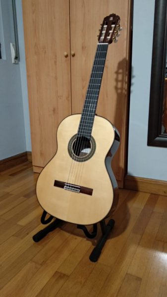 Photo : Guitare concert classique systeme amplification