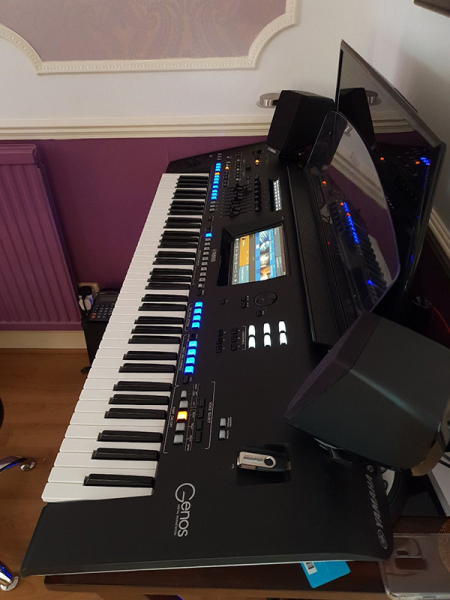 Photo : Yamaha   Genos   avec enceintes