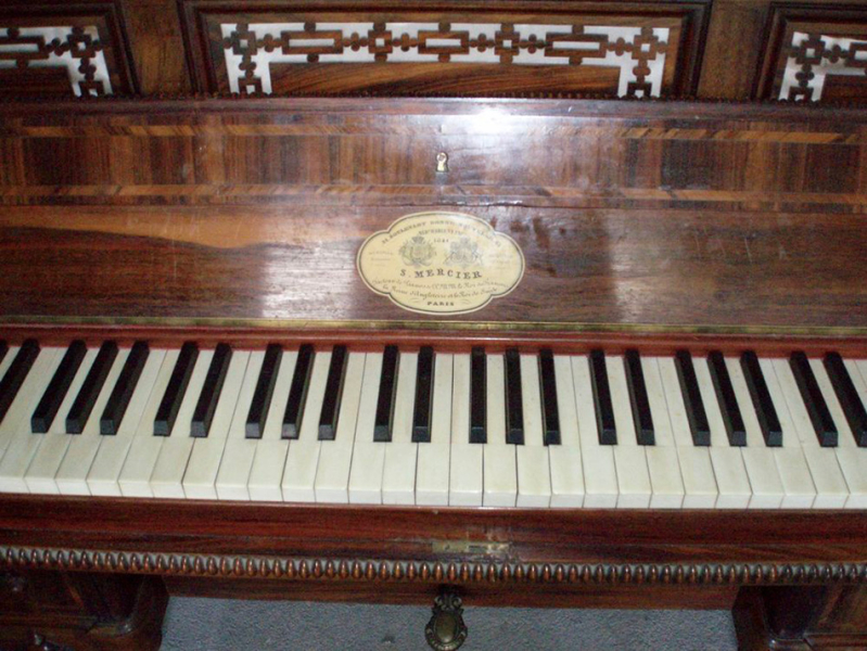 Photo : Piano    droit   S MERCIER 1844 pr collectionneur