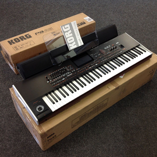 Photo : KORG          PA4X 76 + accessoires
