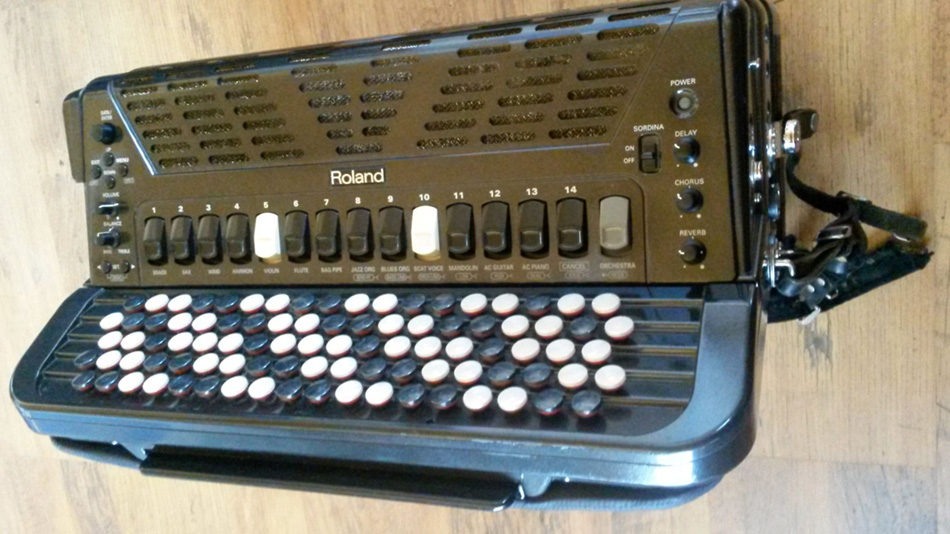 Photo : Roland         FR7B Accordeon numerique