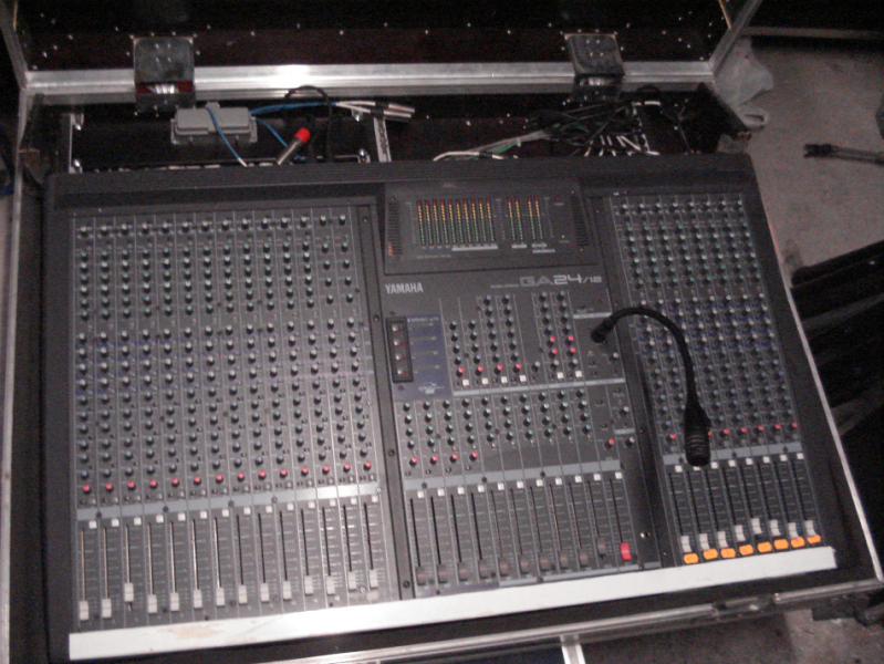 Photo : Console  YAMAHA  GA 24x12 + Fly