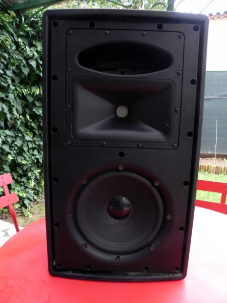 Photo : JBL   control   29