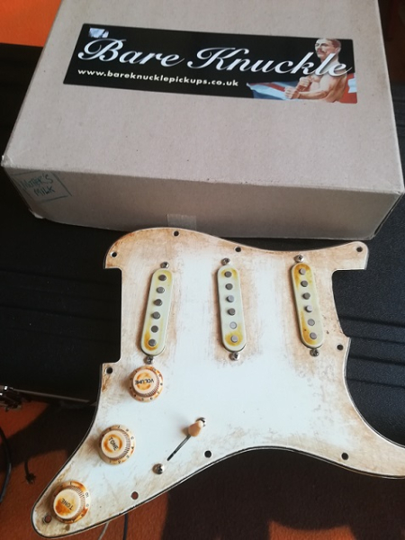 Photo : Bare   Knuckle   Plaque pre cabler micro