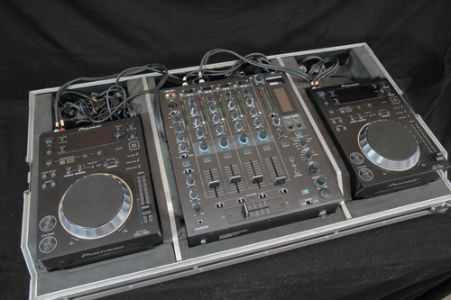 Photo : Reloop    RMX    60 + 2x Pioneer CDJ 350