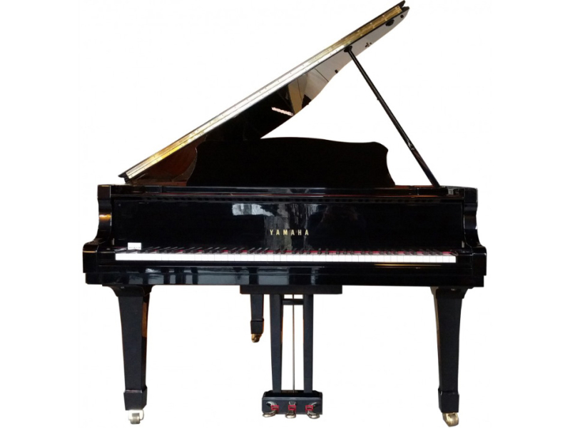 Photo : Piano  a  queue  Yamaha c3 noir et banquette