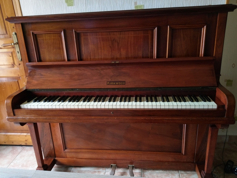 Photo : Piano   droit    ancien marque KIRWOOD
