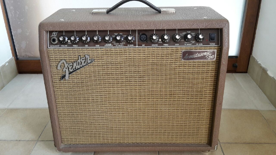 Photo : Fender     Acoustasonic electro acoustique
