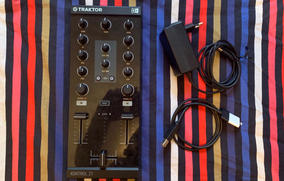 Photo : Traktor Z1  Native Instruments DJ Mixing Controler