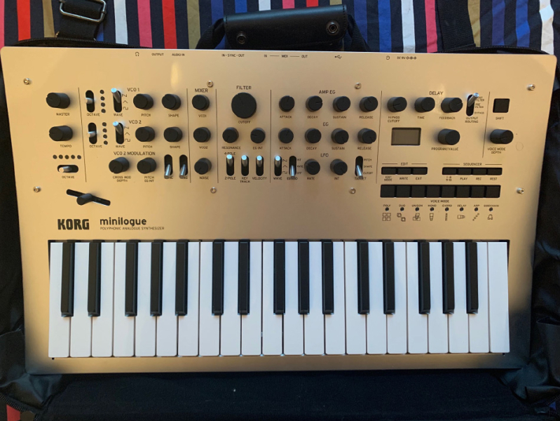 Photo : Korg         Minilog Analog + Sacoche