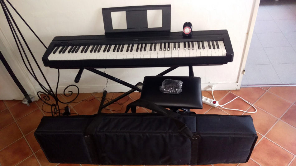 Photo : Piano  Yamaha   P45 + Stand + Housse + Banquette