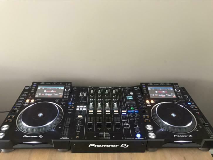 Photo : Pioneer CDJ 2000 nxs2 x2 + DJM 900 nexus 2