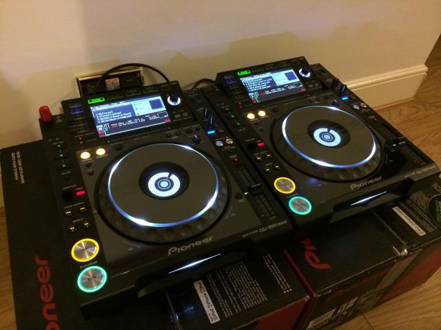 Photo : Pioneer CDJ nxs 2000 x2 + DJM 900 nxs