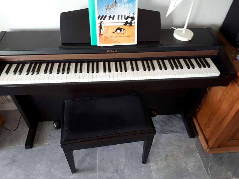 Photo : ROLAND    HP    101 e + tabouret