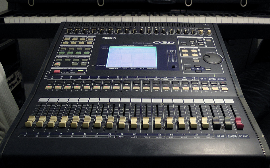 Photo : Console  YAMAHA  03D + Carte ADAT + Flight Case