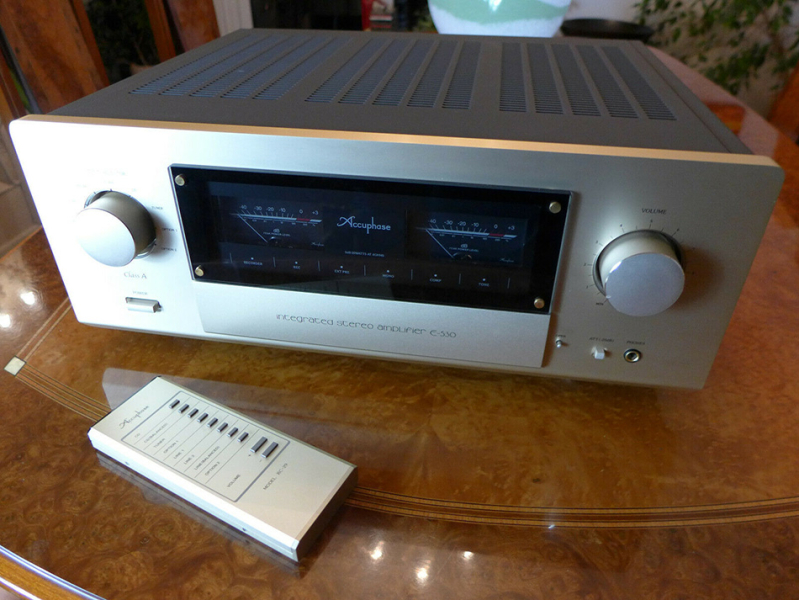 Photo : Accuphase     E 530    amplificateur haut de gamme