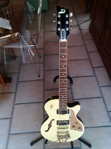 Photo : Duesenberg Starplayer TV