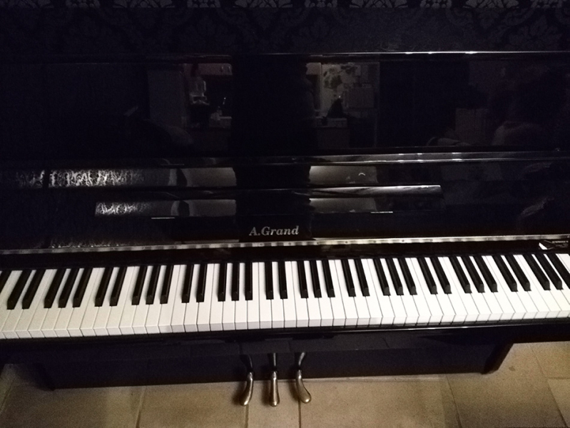 Photo : Piano   droit    Alexander Grand