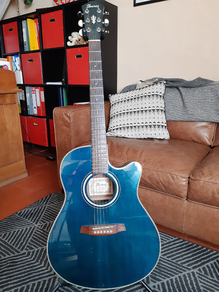 Photo : Ibanez Electro acoustique dreadnought