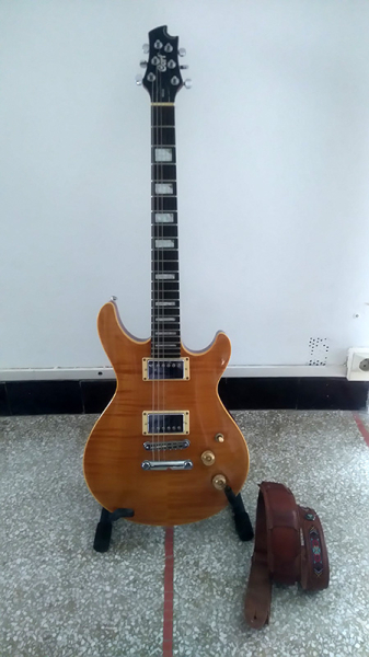 Photo : Cort           M600 natural burst + sangle cuir