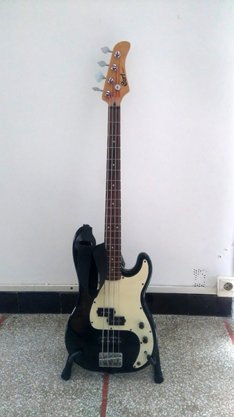 Photo : Basse    Cort    + sangle basic + pied 