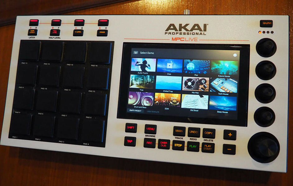 Photo : Akai  MPC  Live   avec SSD 250 Go