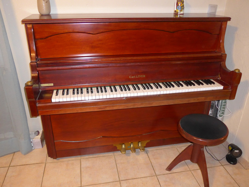 Photo : Piano  d  etude  Carl liner