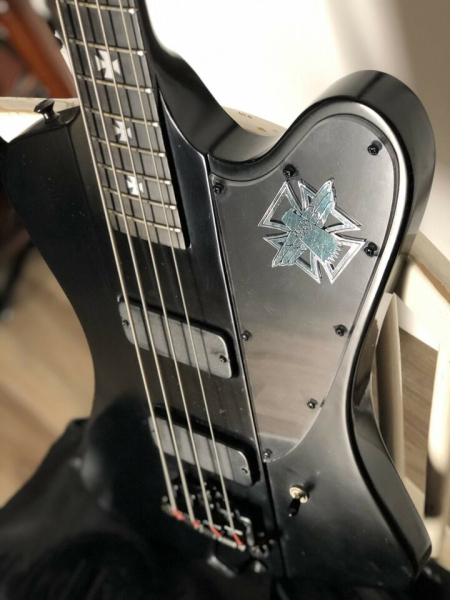 Photo : Gibson         Blackbird Nikki Sixx 2001