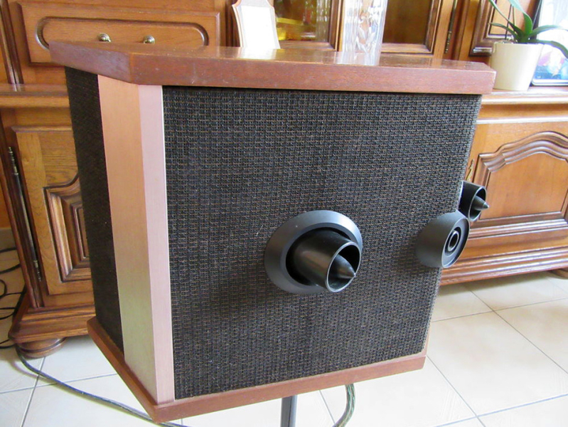 Photo : Bose             901 equalizer et pieds tulipes
