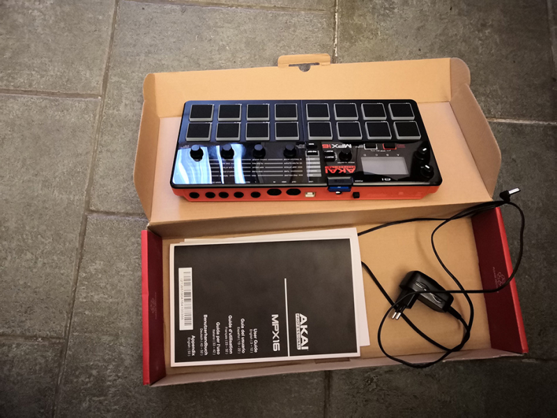 Photo : Akai     MPX     16