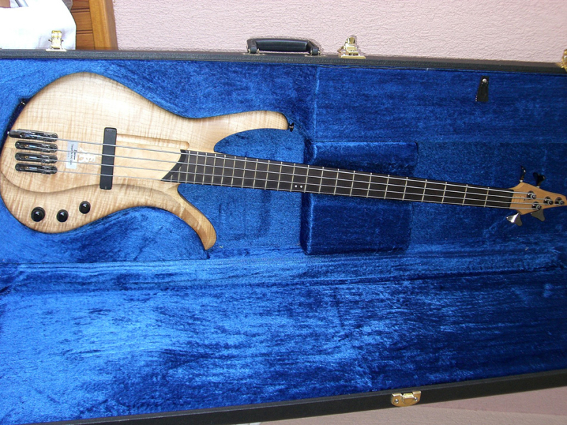 Photo : IBANEZ         AFR A104 4 cordes frettees