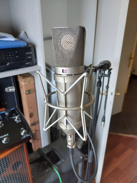Photo : Neumann   u87    1ere generation avec suspenion on