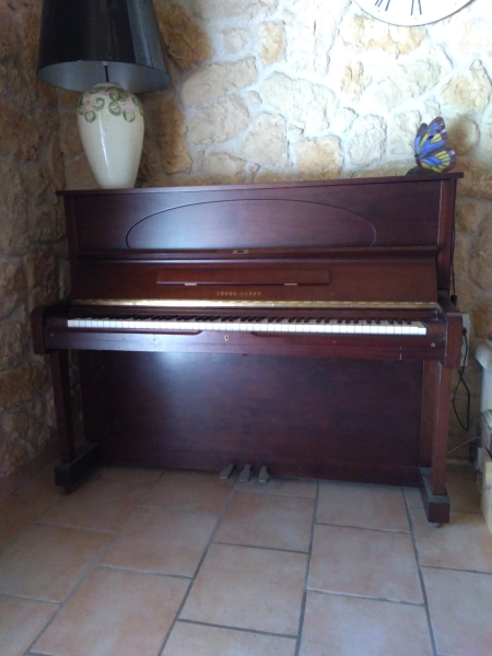 Photo : PIANO   DROIT    YOUNG CHANG