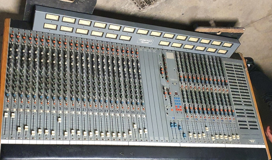 Photo : Table         Soundtracs CM 4400